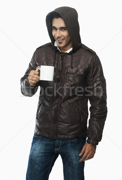 Mann halten Tasse Kaffee lächelnd Jeans Stock foto © imagedb