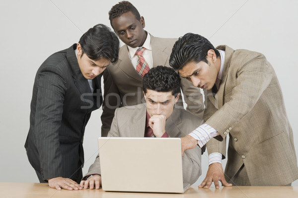 Vier Geschäftsleute arbeiten Laptop Business Geschäftsmann Stock foto © imagedb