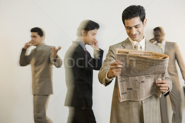Geschäftsmann Lesung Zeitung Kollegen Business News Stock foto © imagedb