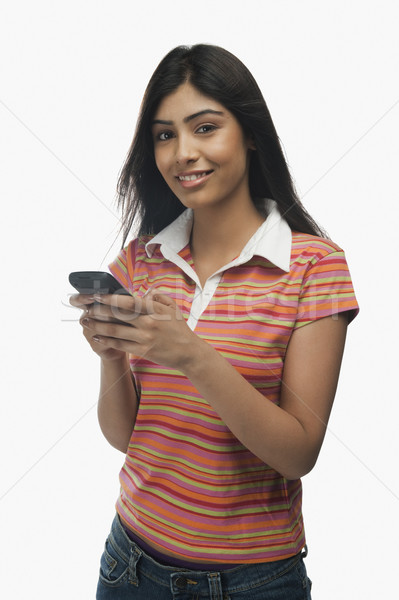 Portré nő sms üzenetküldés mobiltelefon kommunikáció fiatal Stock fotó © imagedb