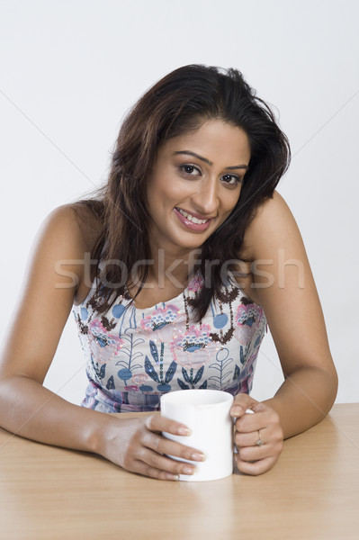 Zdjęcia stock: Kobieta · pitnej · kawy · młodych · uśmiechnięty · szczęścia