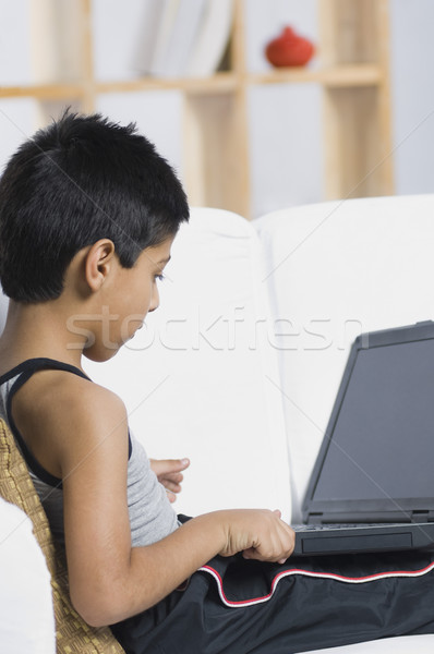 Ragazzo utilizzando il computer portatile computer bambino laptop stanza Foto d'archivio © imagedb