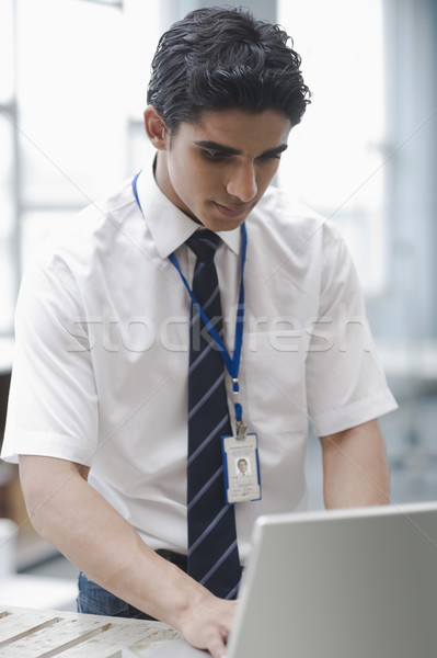 Trabalhando laptop computador homem estudante Foto stock © imagedb