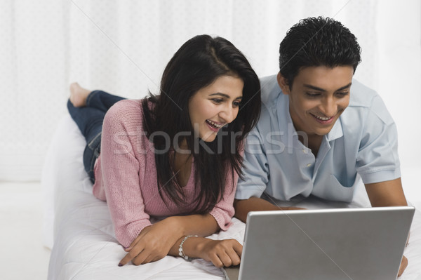 Paar mit Laptop Bett Computer Technologie Kommunikation Stock foto © imagedb