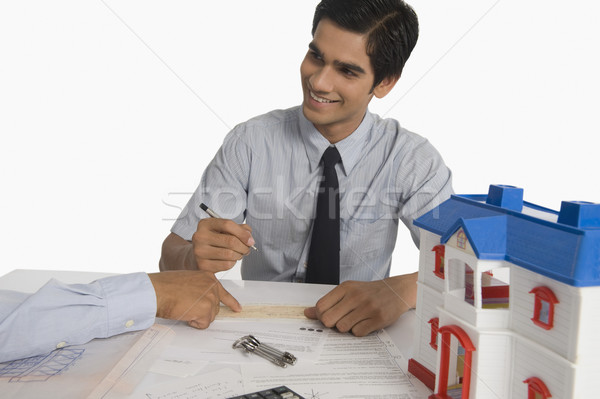 Immobilienmakler Dokument Kunden Haus Sitzung Stock foto © imagedb