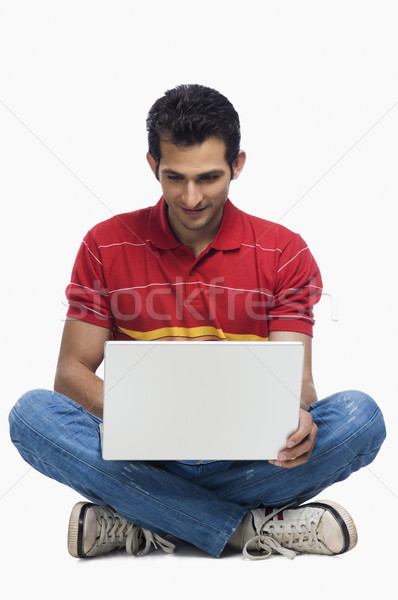Közelkép férfi laptopot használ farmer kommunikáció cipő Stock fotó © imagedb