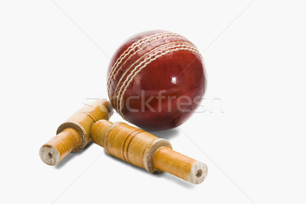 [[stock_photo]]: Cricket · balle · bois · sport · rouge