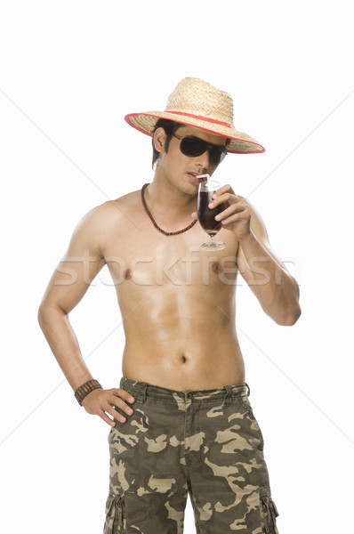 Foto stock: Primer · plano · joven · vidrio · bebida · sin · alcohol · hombre