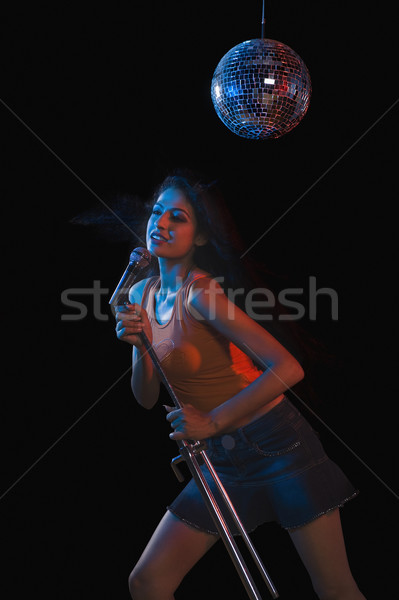 Mujer cantando danza moda micrófono jóvenes Foto stock © imagedb