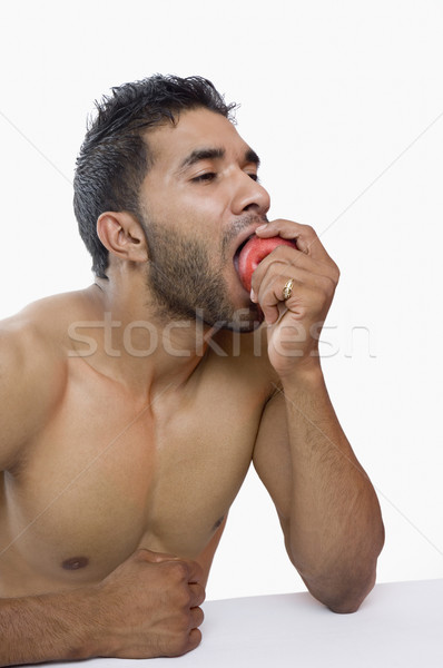 Macho Mann Essen Apfel Körper Stock foto © imagedb