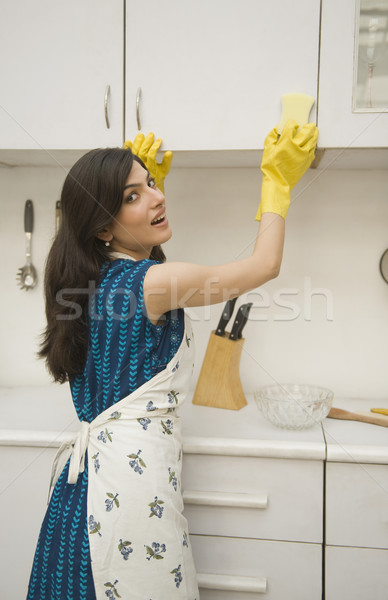 女子 清洗 櫥櫃 海綿 房子 架 商業照片 © imagedb