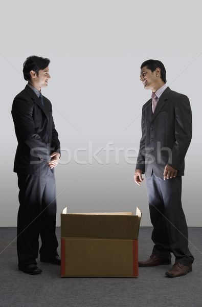 Zwei Geschäftsleute stehen neben beleuchtet Karton Stock foto © imagedb