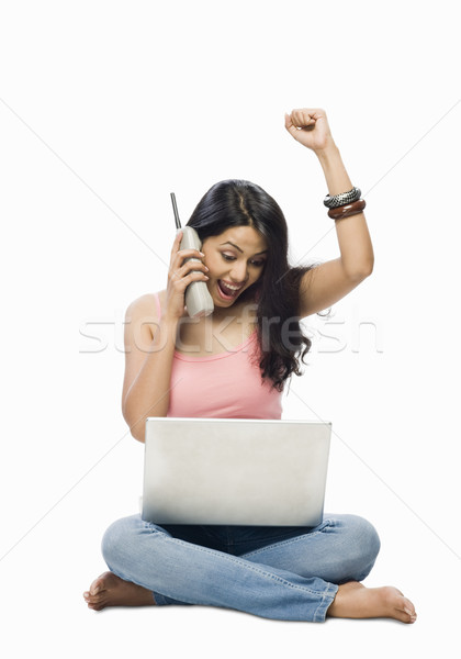 若い女性 ラップトップを使用して 話し コードレス 電話 女性 ストックフォト © imagedb