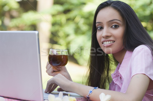 Folosind laptop fată zâmbet fericit laptop Imagine de stoc © imagedb