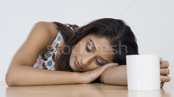 Kobieta kubek kawy pić młodych Zdjęcia stock © imagedb