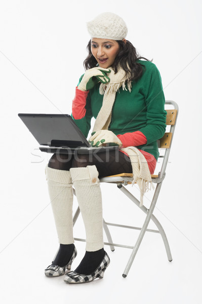 Femeie folosind laptop uita uimit modă tineri Imagine de stoc © imagedb