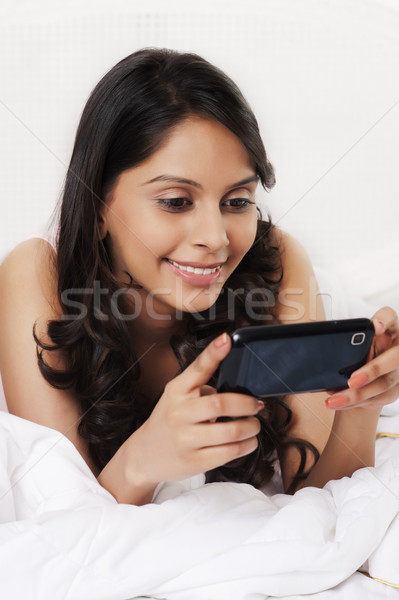 女子 短信 手機 臥室 幸福 連接 商業照片 © imagedb
