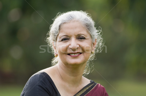 Portret femeie zambitoare parc femeie zâmbitor fericire Imagine de stoc © imagedb