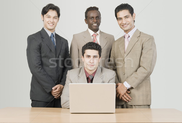 Portret cztery biznesmenów laptop działalności biznesmen Zdjęcia stock © imagedb