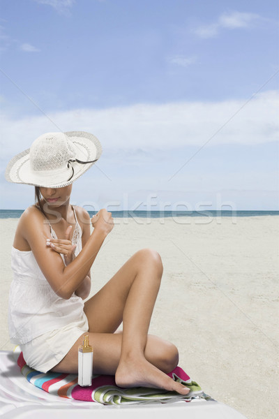 Kobieta opalenizna mleczko kosmetyczne plaży piękna Zdjęcia stock © imagedb