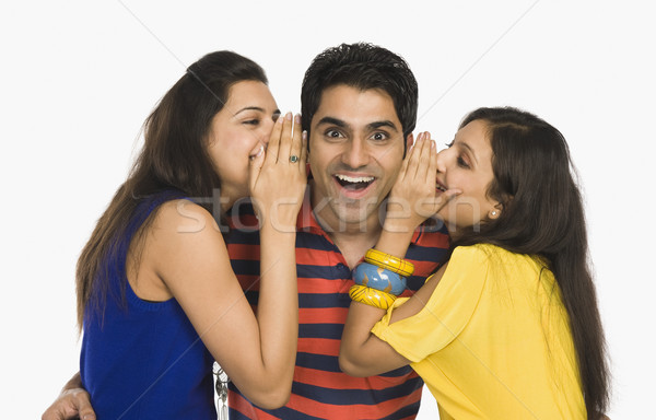 Deux femmes chuchotement mode communication Homme souriant Photo stock © imagedb
