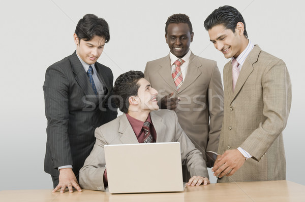 Vier Geschäftsleute Laptop Business Geschäftsmann stehen Stock foto © imagedb