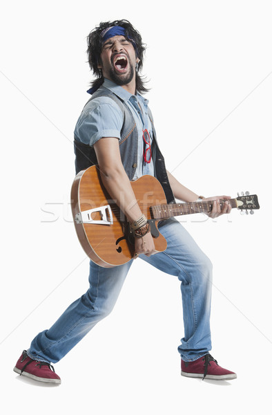 [[stock_photo]]: Musicien · jouer · guitare · permanent · 20s · vertical