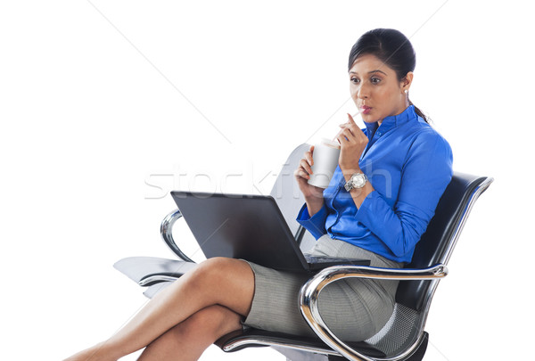 Foto stock: Mujer · de · negocios · potable · bebida · sin · alcohol · usando · la · computadora · portátil · mujer · portátil