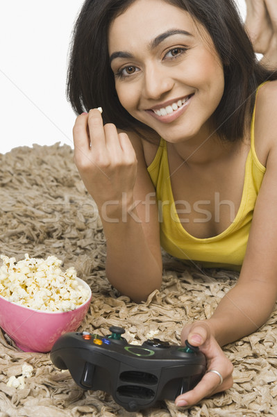 Portrait femme manger popcorn jouer jeu vidéo [[stock_photo]] © imagedb