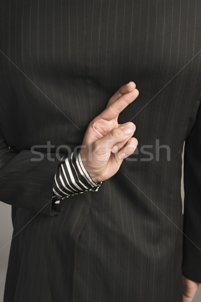 Zakenman vingers achter Maakt een reservekopie permanente hoop Stockfoto © imagedb