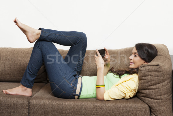 Vrouw mobiele telefoon jeans glimlachend verbinding Stockfoto © imagedb