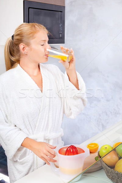 Stockfoto: Vrouw · drinken · vers · sap · keuken · jonge · vrouw