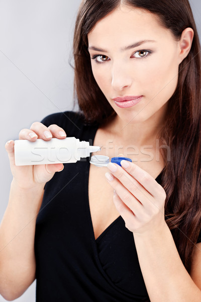 Frau halten Kontaktlinsen Reinigung Flüssigkeit Stock foto © imarin