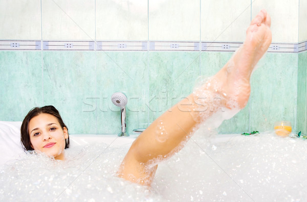 Donna godere bagno schiuma vasca da bagno Foto d'archivio © imarin