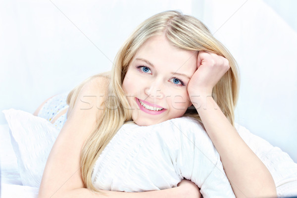 Loiro mulher travesseiro bonitinho quarto Foto stock © imarin