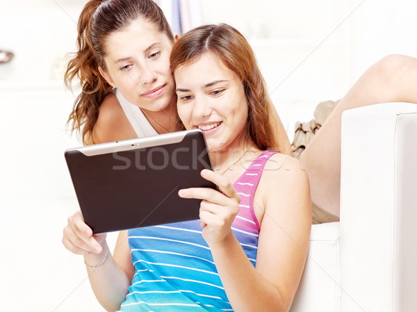 Twee gelukkig tienermeisjes touchpad computer Stockfoto © imarin