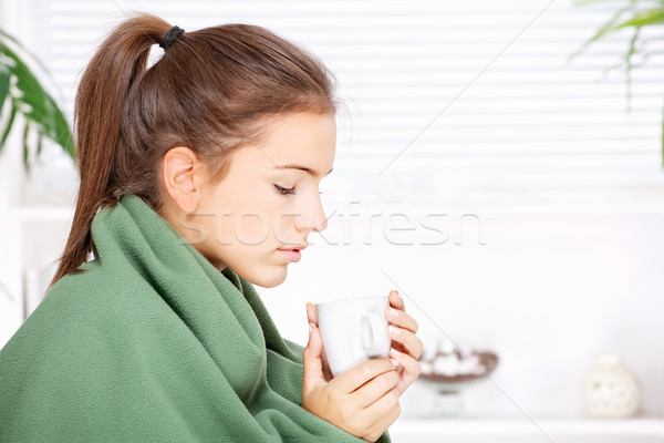 Mulher potável chá casa coberto cobertor Foto stock © imarin