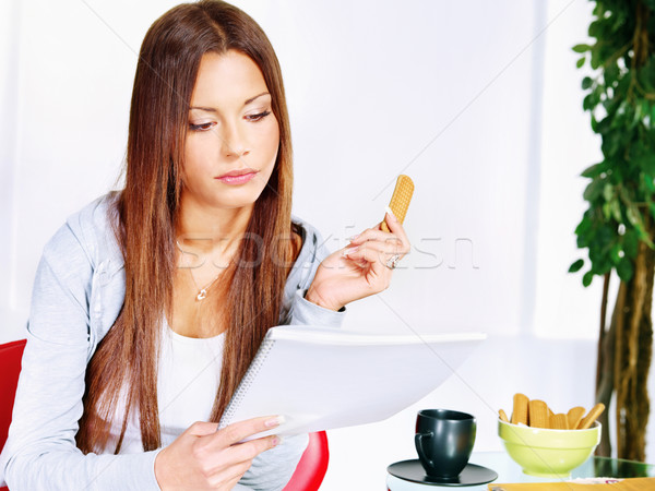 Vrouw home lezing papier meisje koffie Stockfoto © imarin