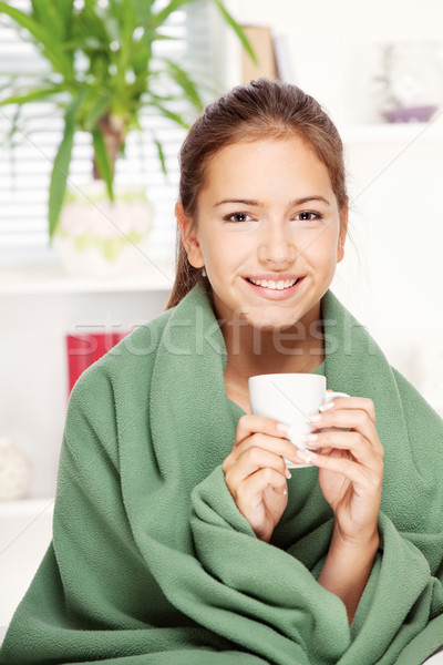 Femeie potabilă ceai acasă acoperit Imagine de stoc © imarin