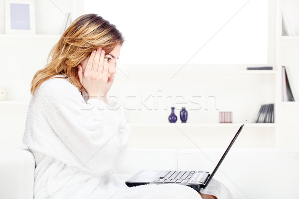 Adolescente maison peignoir ordinateur femme [[stock_photo]] © imarin