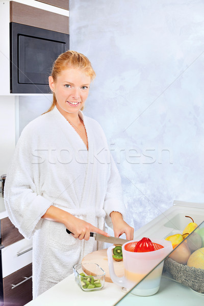 Jolie femme salade de fruits cuisine portrait intérieur [[stock_photo]] © imarin