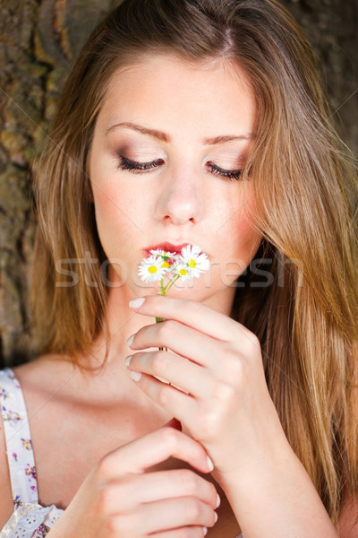Femme parc fleurs du printemps joli brunette [[stock_photo]] © imarin