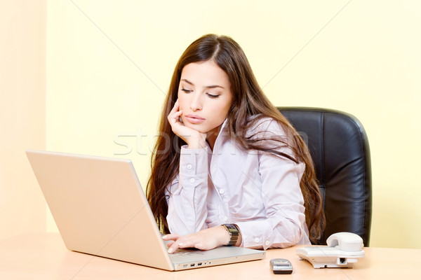 Mulher trabalhando computador escritório morena mulher de negócios Foto stock © imarin