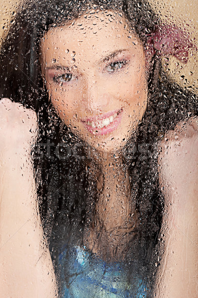 Stockfoto: Vrouw · achter · glas · vol · waterdruppels · glimlach