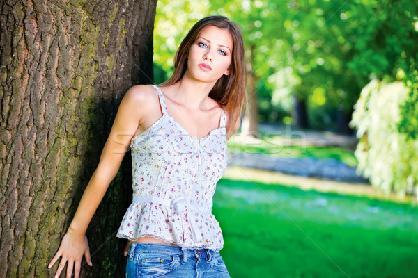 Femme parc cute brunette extérieur [[stock_photo]] © imarin