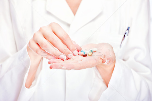 Pastillas médicos manos femenino enfermera mujer Foto stock © imarin