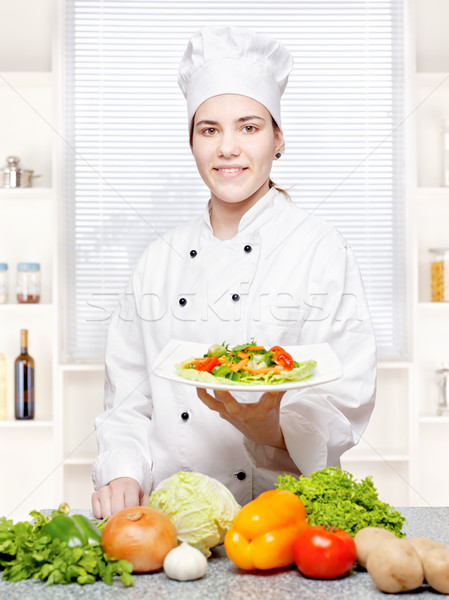 Imagine de stoc: Bucătar-şef · oferind · vegetarian · masă · tineri · bucătărie