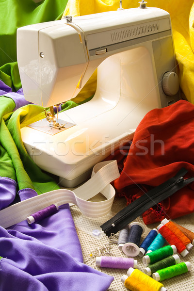 Cusut tabel masina de cusut colorat modă Imagine de stoc © IngaNielsen