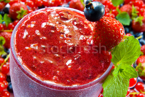 Rouge smoothie froid Berry isolé blanche Photo stock © IngaNielsen