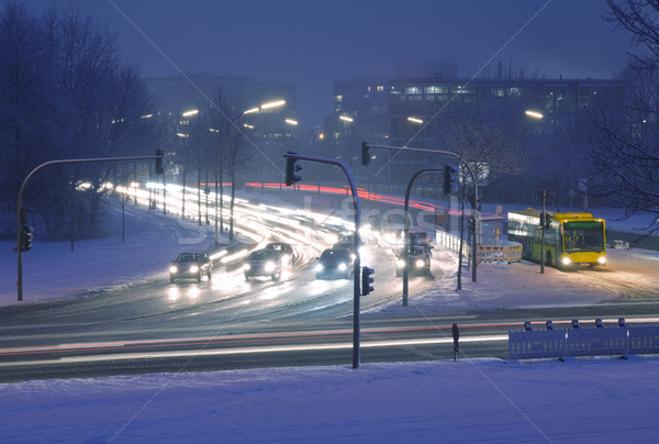 Straat nacht winter verkeer sneeuw auto Stockfoto © IngaNielsen
